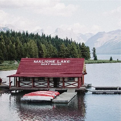 Green River Marina houseboat on the lake